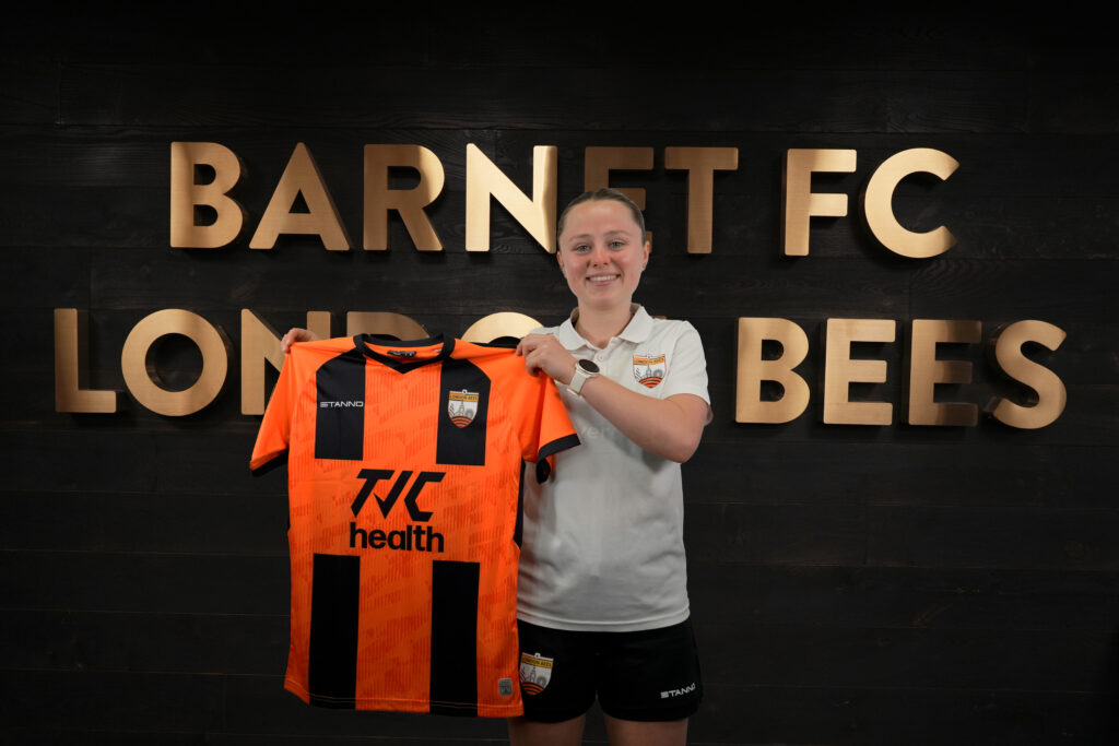 HAYLEY HOARE SIGNS NEW CONTRACT WITH THE BEES